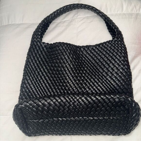 Large Black Woven Vegan Leather Shoulder Bag with magnetic closure - Picture 13 of 14